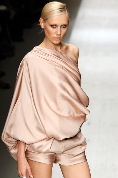 ferragamo_wcfs09_529.jpg (JPEG Image, 401x600 pixels) - Scaled (88%) from teampeterstigter.com