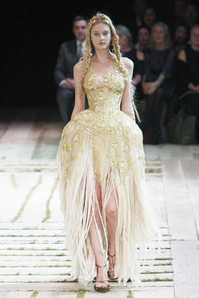 Alexander McQueen Catwalk Fashion Show Paris SS2011 : Team Peter ...