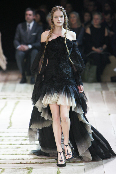 Alexander McQueen Catwalk Fashion Show Paris SS2011 : Team Peter ...