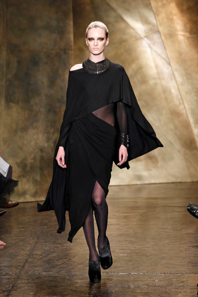 Model walks at the Donna Karan fashion show – Stock Editorial Photo ©  fashionstock #31851089